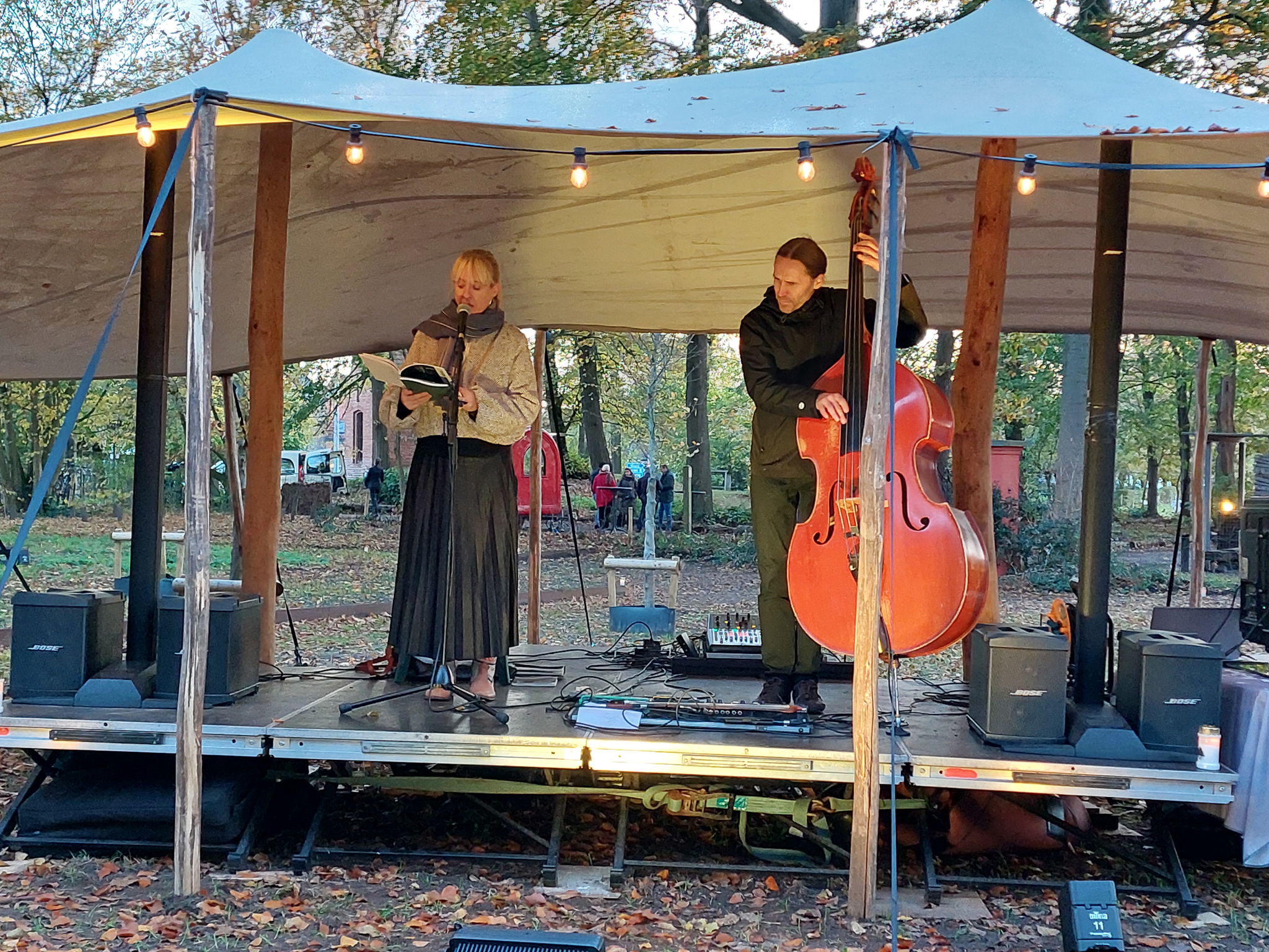 Reveil-concert op de begraafplaats met duo BASTa! Dichteres Jana Arns bracht o.a. het gedicht "Sint-Pietersveld waarin ze de sfeer van de begraafplaats in woorden vat. Reveil-concert op de begraafplaats met duo BASTa! Dichteres Jana Arns bracht o.a. het gedicht "Sint-Pietersveld waarin ze de sfeer van de begraafplaats in woorden vat.