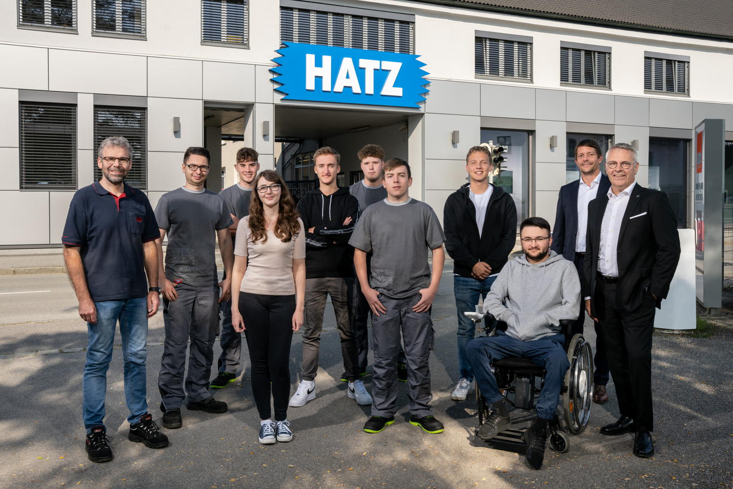 Die Geschäftsführer von Hatz Bernd Krüper (1. v. r.) und Simon Thierfelder (2. v. r.) begrüßten gemeinsam mit Ausbildungsleiter Norbert Zwicklbauer (1. v. l.) den neuen Auszubildendenjahrgang bei Hatz. V. l. n. r.: Viktor Dimov (Zerspanungsmechaniker), Kevin Weidinger (Zerspanungsmechaniker), Jasmin Vogel (Industriekauffrau), Lukas Fröhlich (Industriekaufmann), Tim Janak (Maschinen- und Anlagenführer), Fabian Czortek (Zerspanungsmechaniker), Korbinian Bößl (Industriekaufmann), Max Will (Kaufmann für Büromanagement). Nicht im Bild: David Alexander Obermeier (Zerspanungsmechaniker) und Nina Täuber (Zerspanungsmechanikerin).