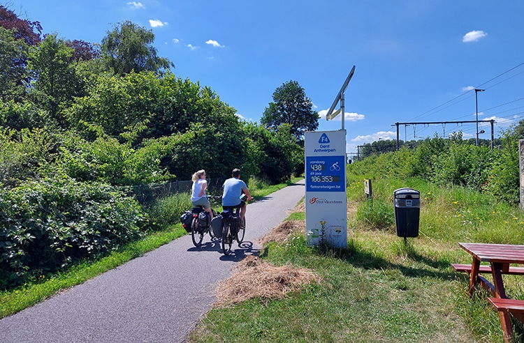 Aantal gebruikers fietssnelwegen Oost-Vlaanderen blijft hoog
