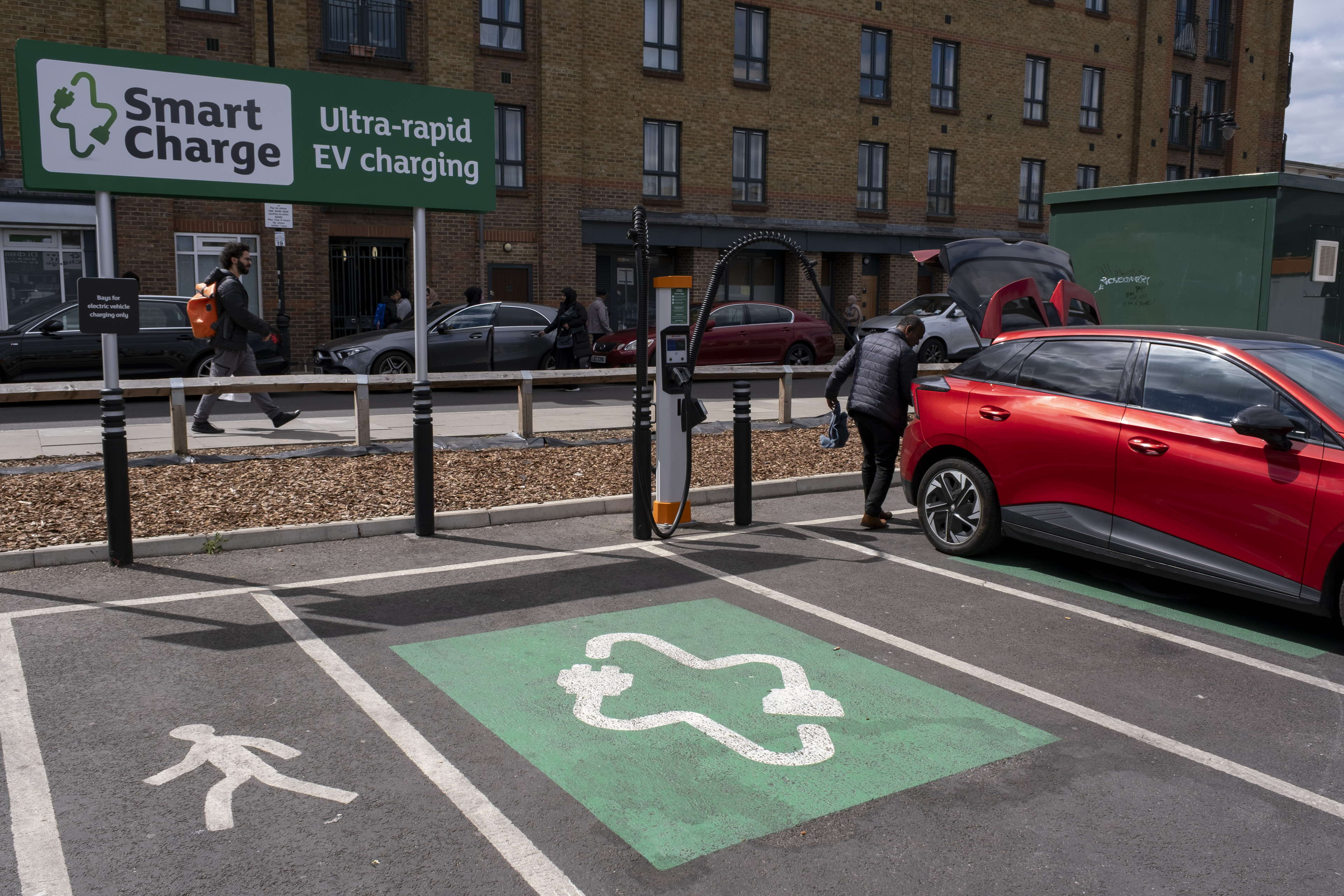 Electric vehicle charge points at supermarkets increase by a third in 18 months