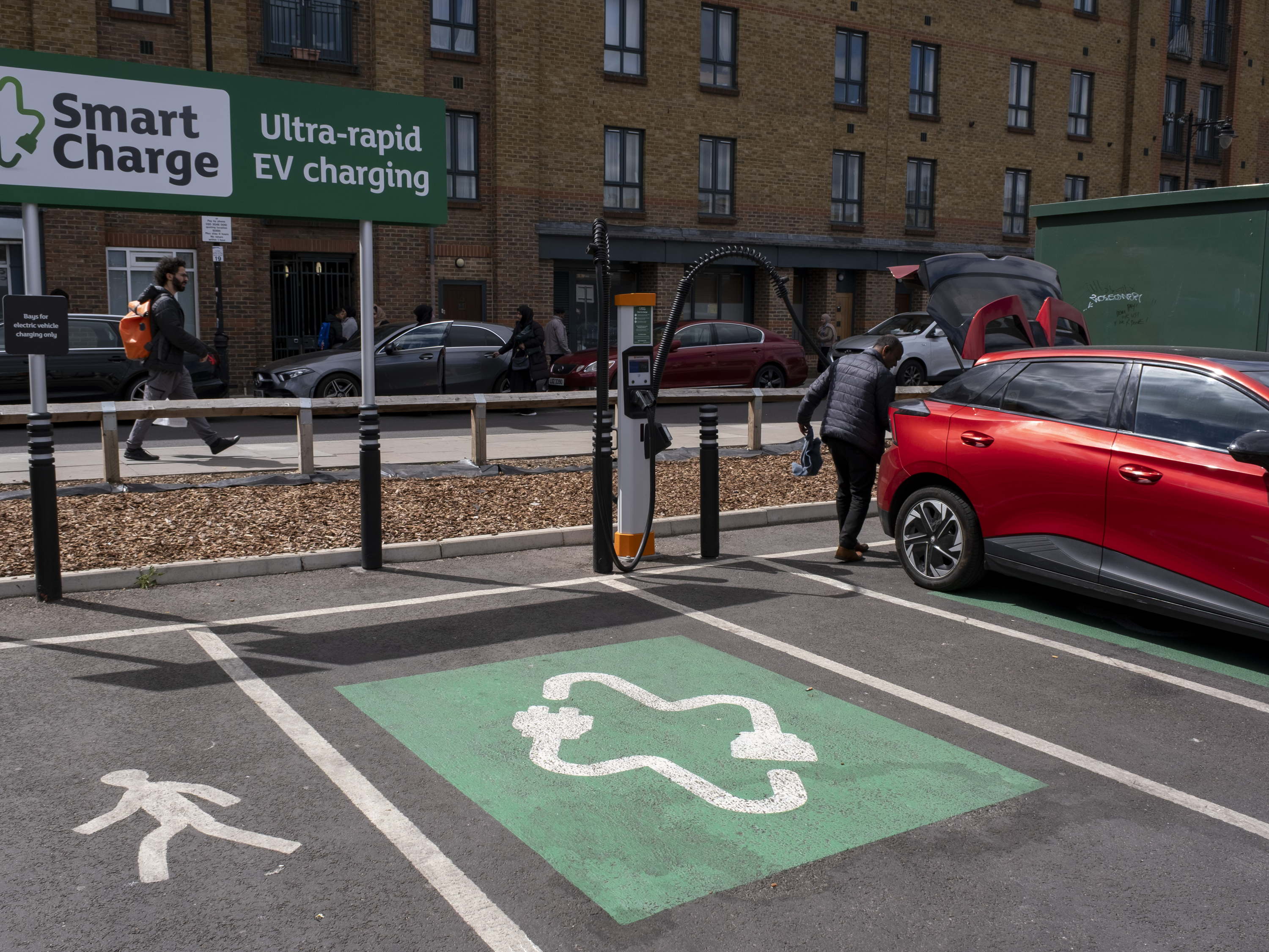 Electric vehicle charge points at supermarkets increase by a third in 18 months