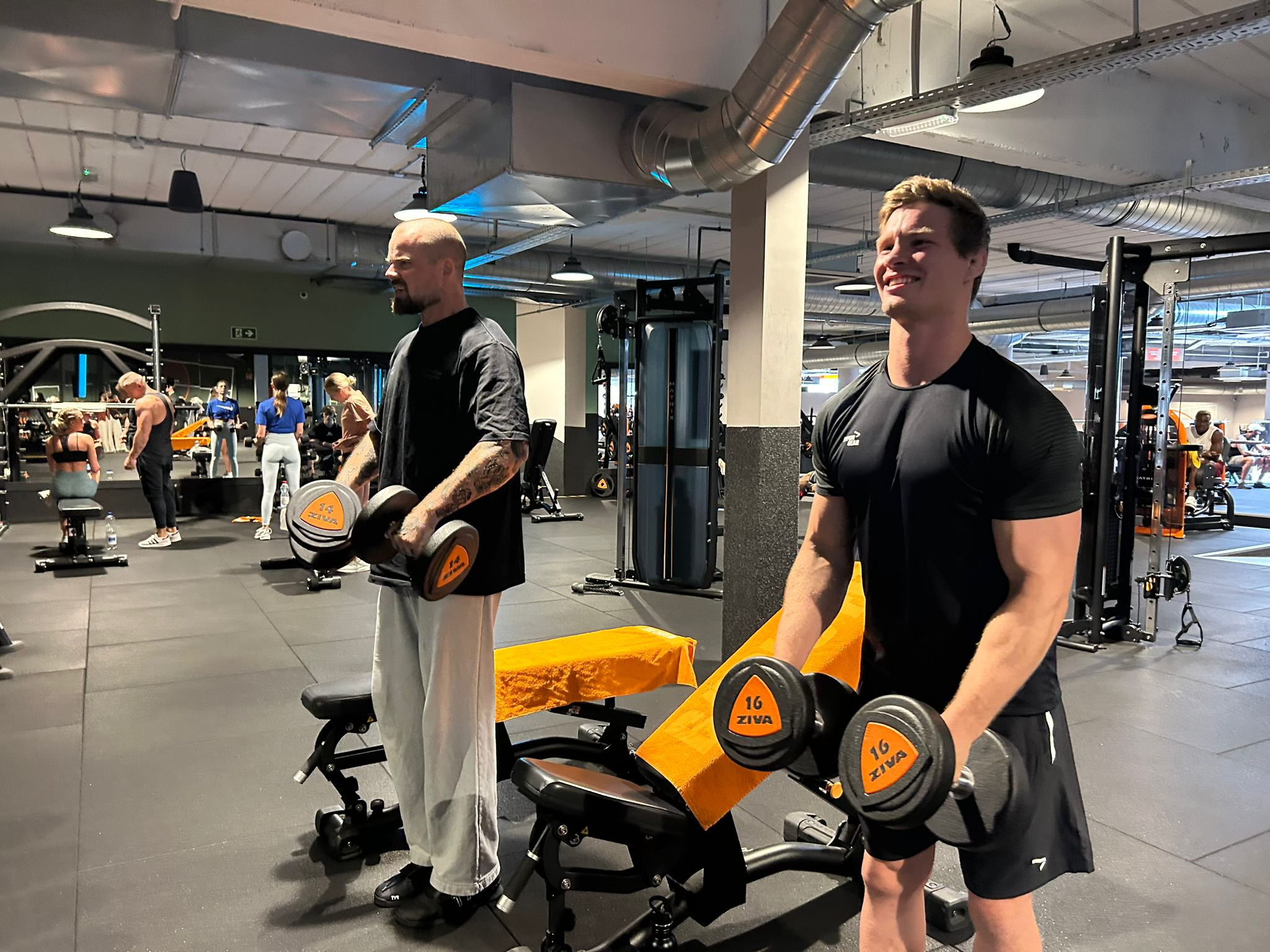 Matthias Casse aan het werk in Basic-Fit samen met aanwezige sporters Matthias Casse aan het werk in Basic-Fit samen met aanwezige sporters