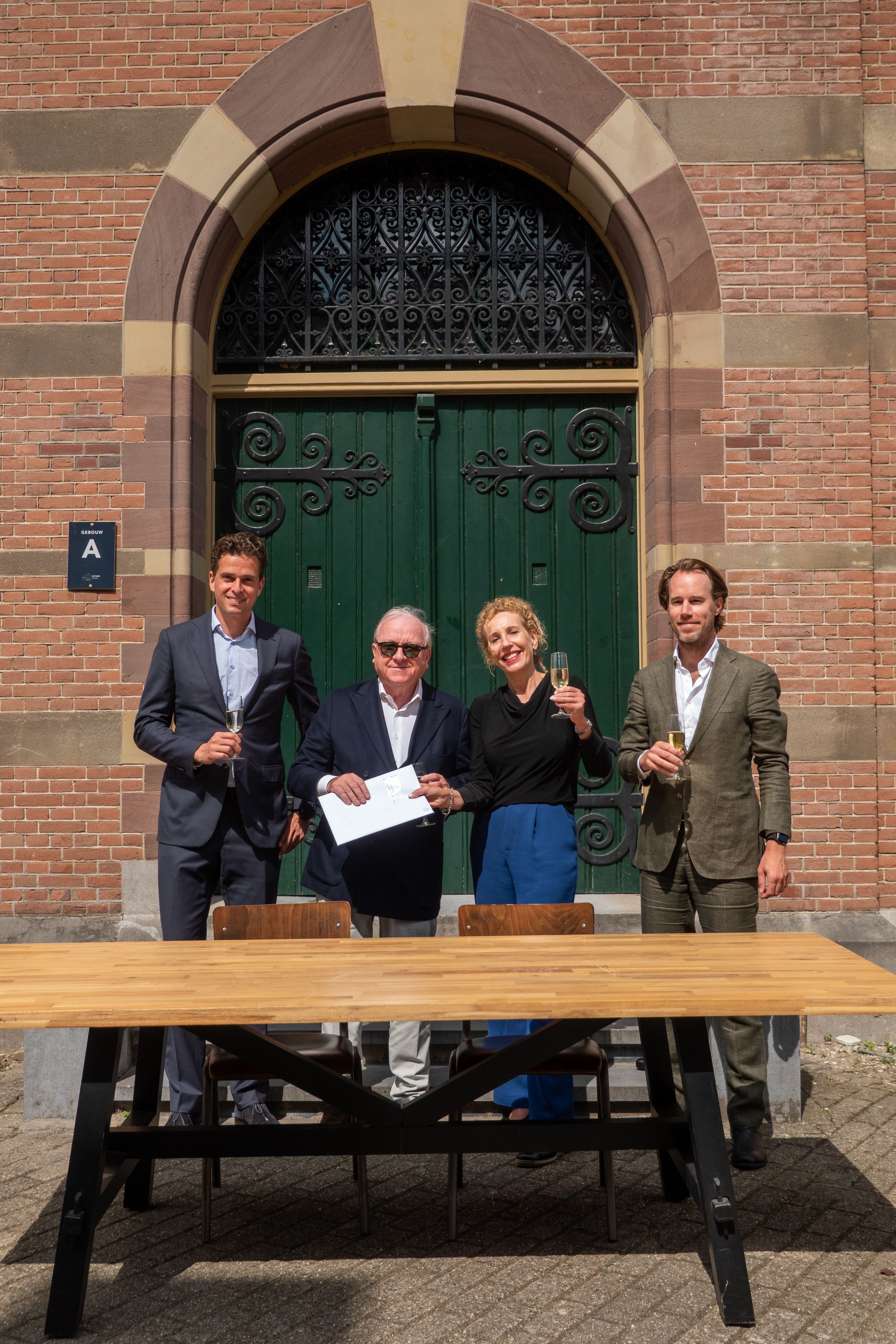 Tekenmoment koopovereenkomst, v.l.n.r: Dirk Dekker (Being), Johan Vandendriessche (VDD Project Development), Anneloes van Boxtel (Rijksvastgoedbedrijf) en Bas van Dam (Being).