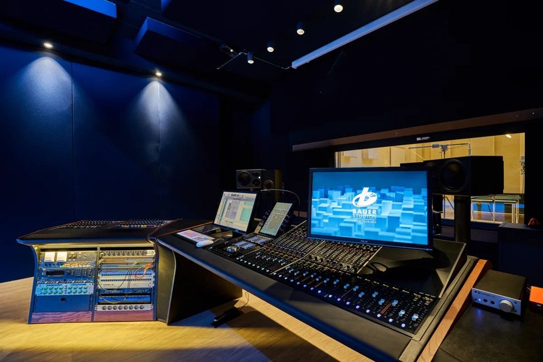 Studio 2 rediseñado y equipado con una consola Avid S6, que también sirve como controlador de monitor para la configuración 5.1.4 ó 7.1.4 (Foto: Bauer Studios)