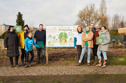 Eerste resultaten duurzaam spaarprogramma van Colruyt Group: scholen en buurt planten met GoodPlanet Belgium een Tiny Forest® in Sint-Niklaas