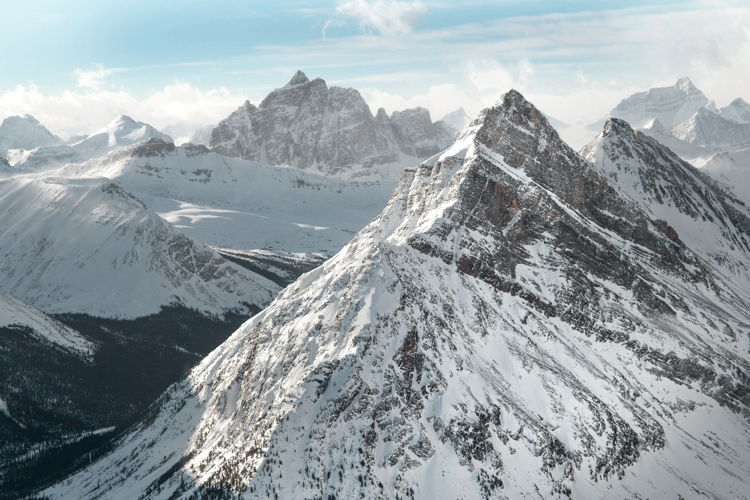 Fantastisch uitzicht over de indrukwekkende Rocky Mountains vanuit skigebied Marmot Basin | Credit: Marmot Basin