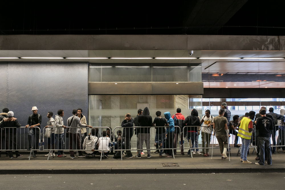 Migranten en vluchtelingen wachten voor de ingang van de humanitaire hub in het Noordstation van Brussel. © Albert Masias / AZG