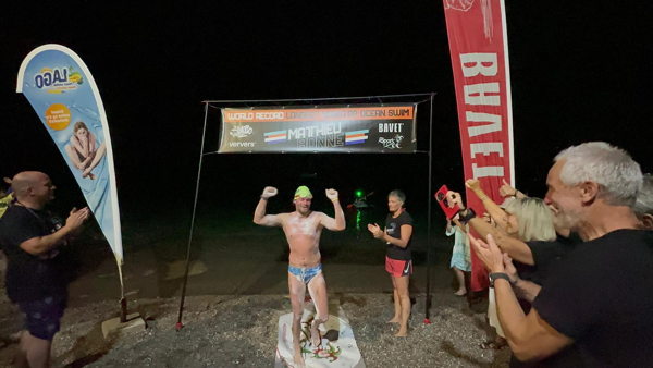 Matthieu Bonne verpulvert wereldrecord non-stop zwemmen in zee zonder ...