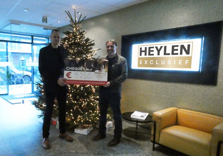 Johan Heylen overhandigt de cheque