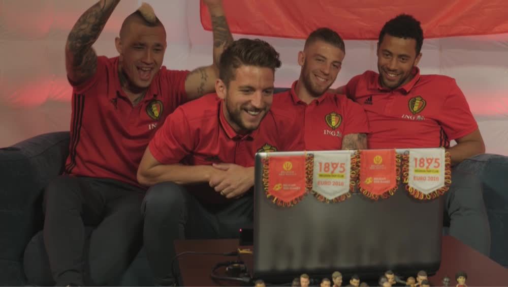 Rode Duivels Radja Nainggolan, Dries Mertens,  Toby Alderweireld en Mousa Dembélé skypen met de scholen - (c) VRT
