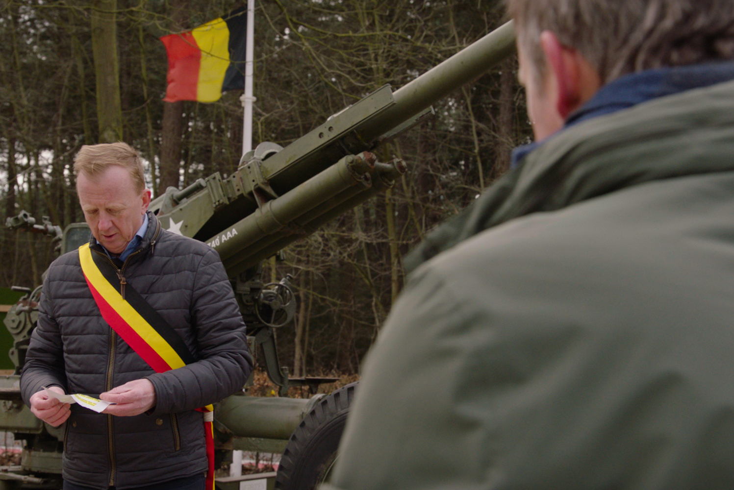 Burgemeester Lukas Jacobs van Kalmthout en Arnout Hauben onthullen gedenkplaat voor Jim Wolstenholme en William Robert Hicks - (c) VRT / De chinezen