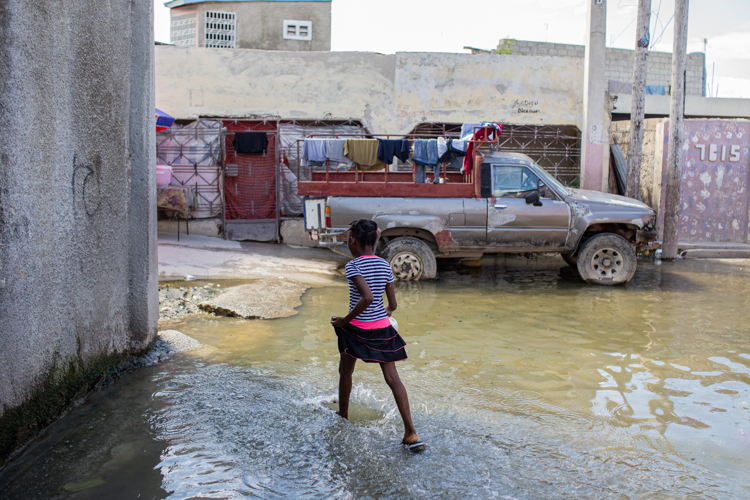 Haiti Cité l'Eternel - Part of the neighborhood of Cité l'Eternel is flooded due to the clogging of canals caused by poor waste management. Cholera spreads rapidly in areas with inadequate treatment of sewage and lack of access to clean water. Copyright : MSF/Alexandre Marcou
