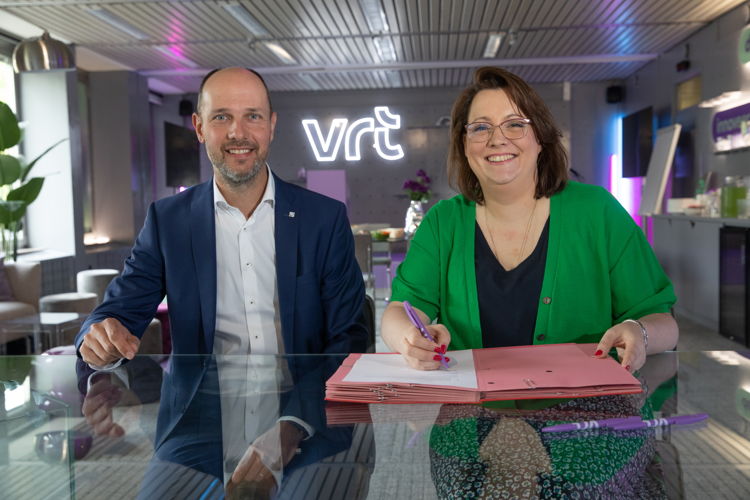 Jan Schuer (CEO Smartschool) en Karen Donders (directeur Publieke Opdracht, Talent en Organisatie VRT) – © VRT