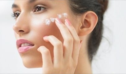 Für eine reinere Haut: Neutrogena® optimiert seine Pflegelinie UNREINE HAUT 