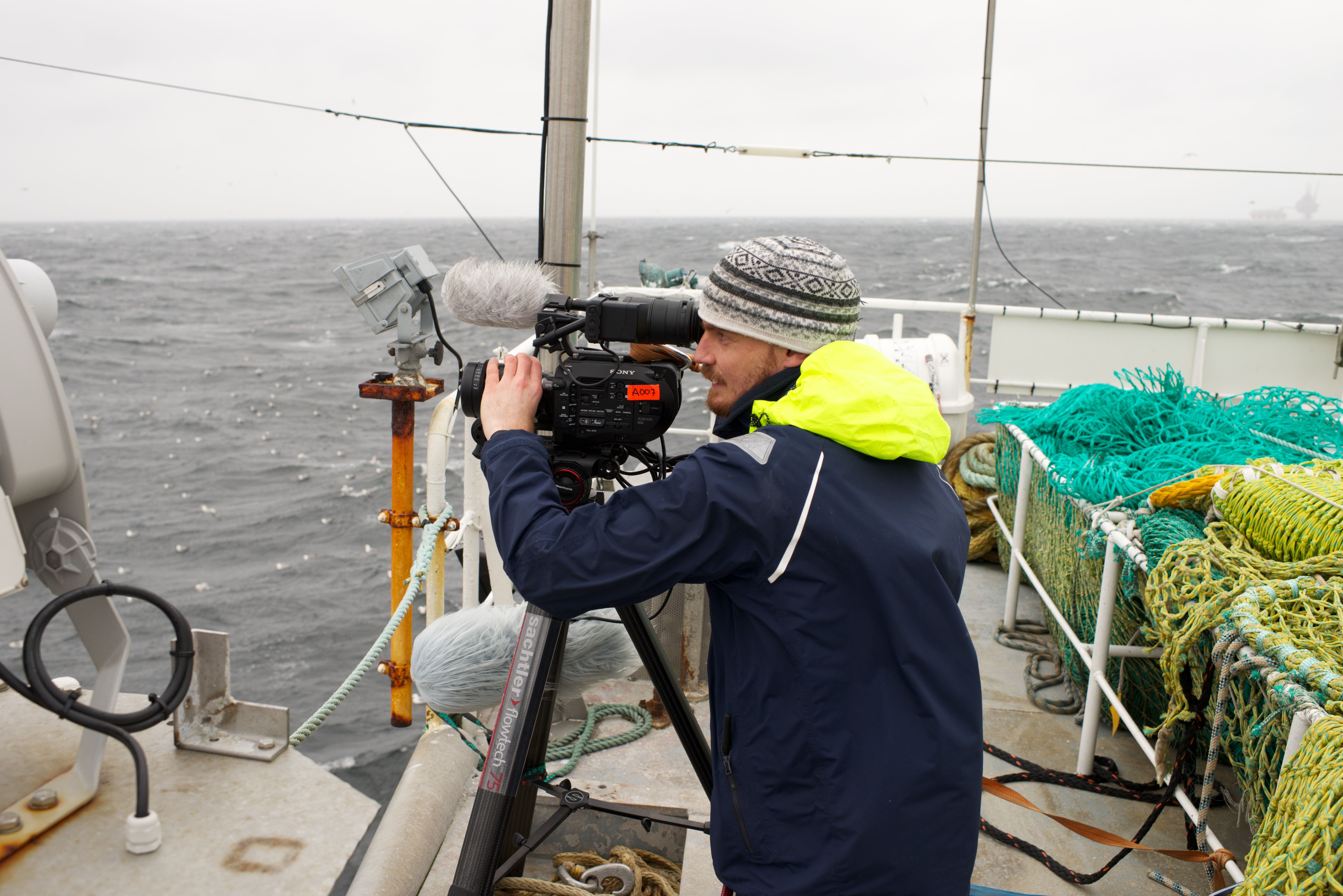 The sea is still relatively calm at the moment: cameraman Bernd Effenberger filming with the MKH 8060 ​
(Photo credit: Werner Lebert)