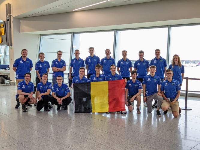 Het Belgische Solar Team op de luchthaven vlak voor vertrek