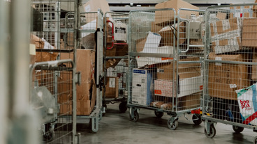 Bpost voorziet 93.000 pakjescontainers van livetrackers om logistieke stromen te optimaliseren 