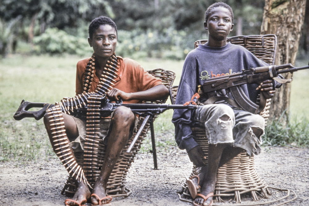 AKG8333881 Enfants soldats pendant la première guerre civile du Liberia à Tubmanburg, en 1995 © Guenay Ulutuncok / akg-images