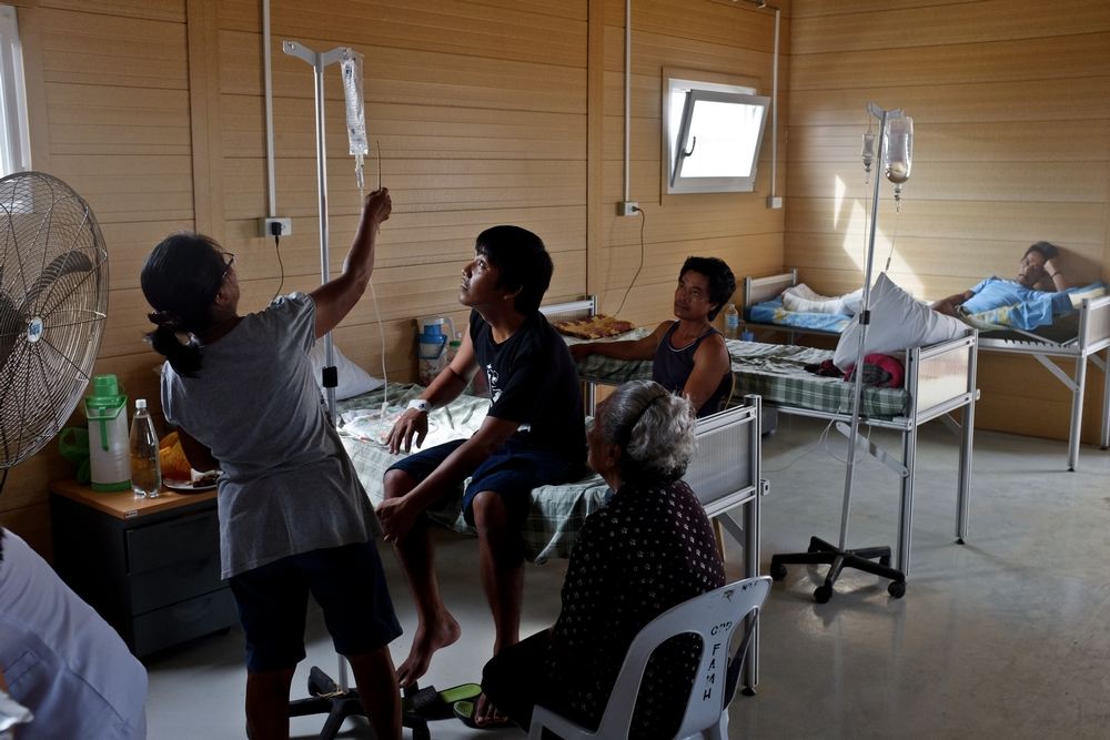Patient hospitalisé à l’hôpital de transition de Guiuan. Il y a une moyenne de dix admissions par jour dans cet hôpital.

© Nacho Hernandez