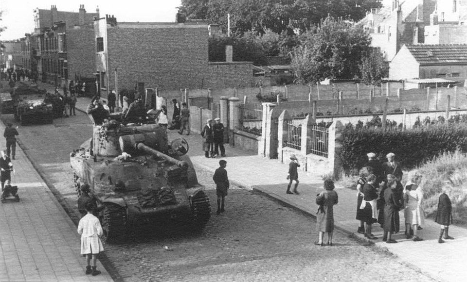 Geallieerde tanks rijden door de Wilrijkse Alfons Wellensstraat op 4 september 1944 - © Kring voor Heemkunde Wilrica