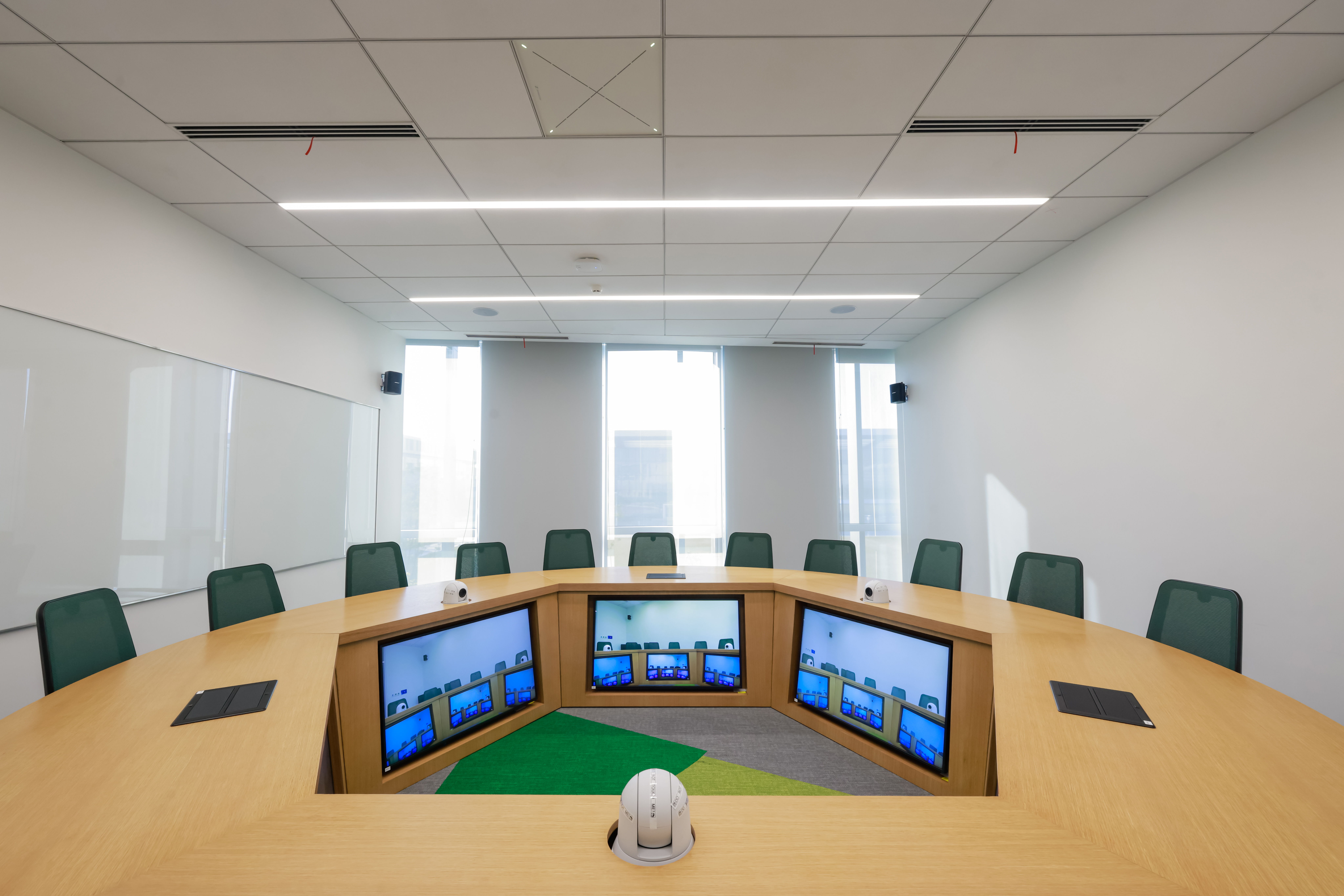 TCC 2 synchronizes the monitored speaker's position to the camera, thus switching footage in real time, making teaching and conferencing more realistic, efficient and immersive.
