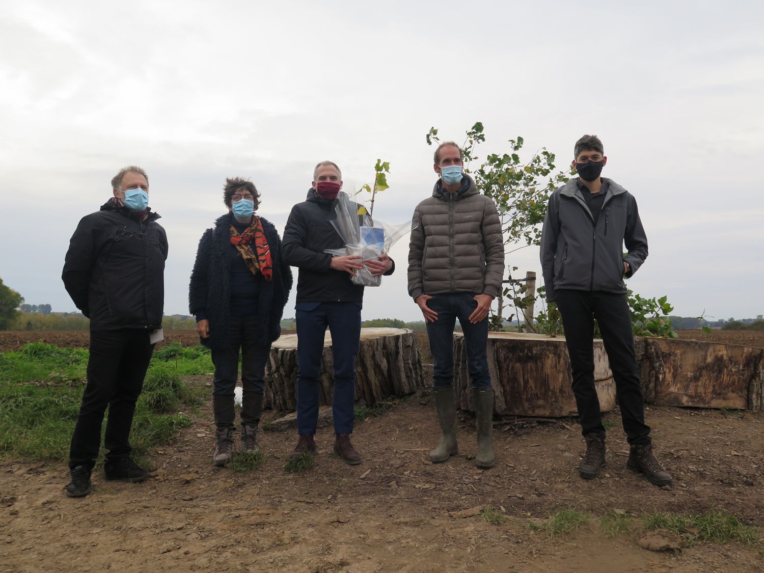 Minister Matthias Diependaele met het eerste stekje met links naast hem  gedeputeerde Annemie Charlier en archeoloog Luc Bauters, rechts van hem burgemeester Jenne De Potter en archeoloog Stani Vandecatsye
