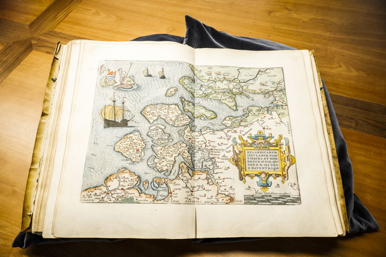 Aanwinst: de Spaanse versie van Ortelius’ atlas (Theatro de la tierra universal) (mei 2021) - Foto: Victoriano Moreno voor het Museum Plantin-Moretus