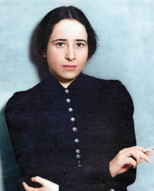 Hannah Arendt (1906-1975), German-American historian and philosopher and political theorist, in 1933. Photographer unknown. Colorised. AKG11031758 © akg-images / Science Source Hannah Arendt (1906-1975), German-American historian and philosopher and political theorist, in 1933. Photographer unknown. Colorised. AKG11031758 © akg-images / Science Source