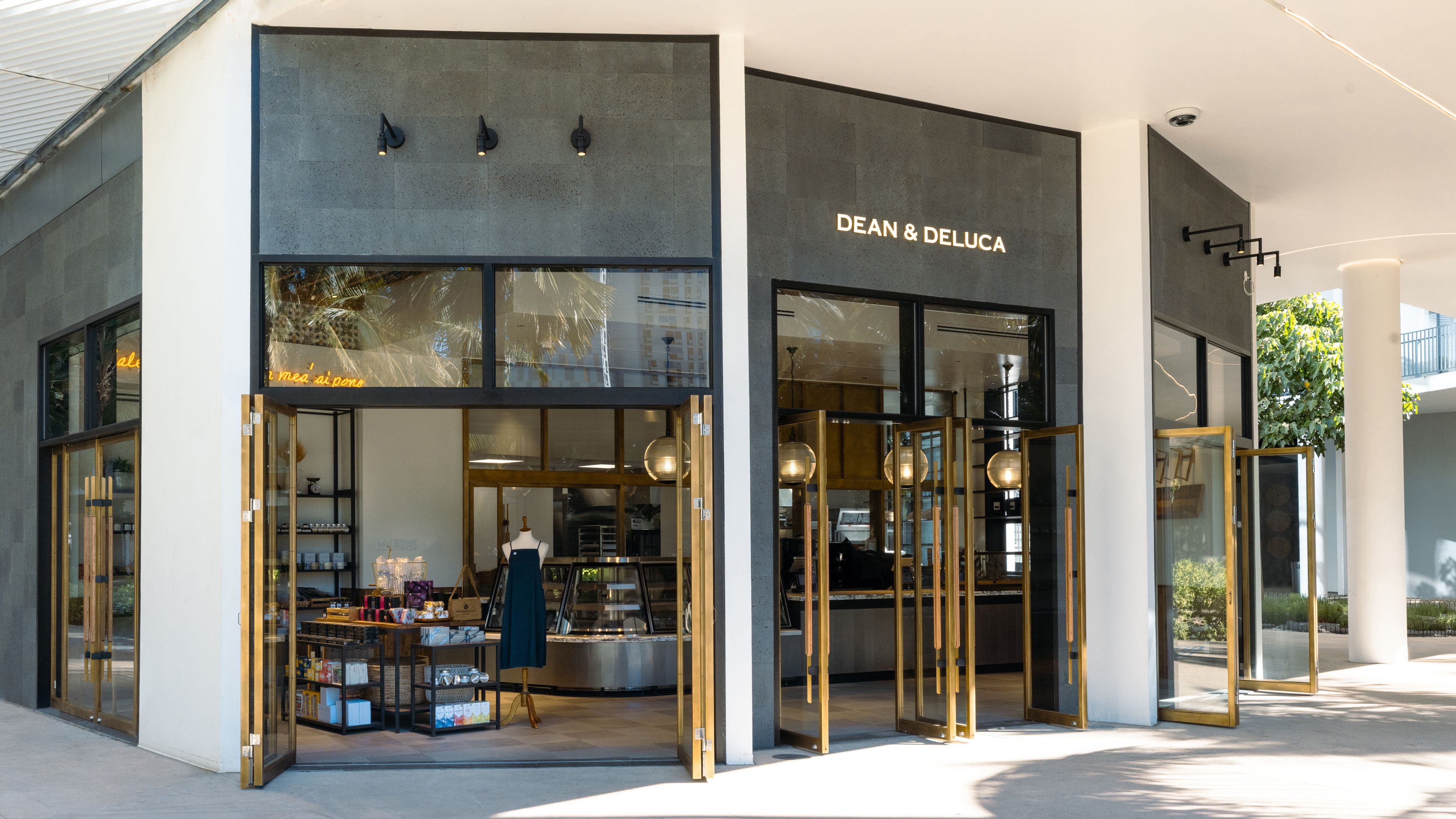 Dean & DeLuca’s thoughtfully designed cafe at the Kō‘ula Shops offers a blend of gourmet flavors for customers and their pets.