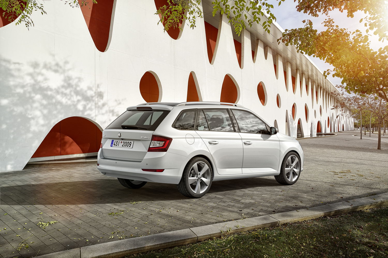 The modified design of the rear end and the LED lights give added emphasis to the mature, high-class character of the ŠKODA FABIA Estate.