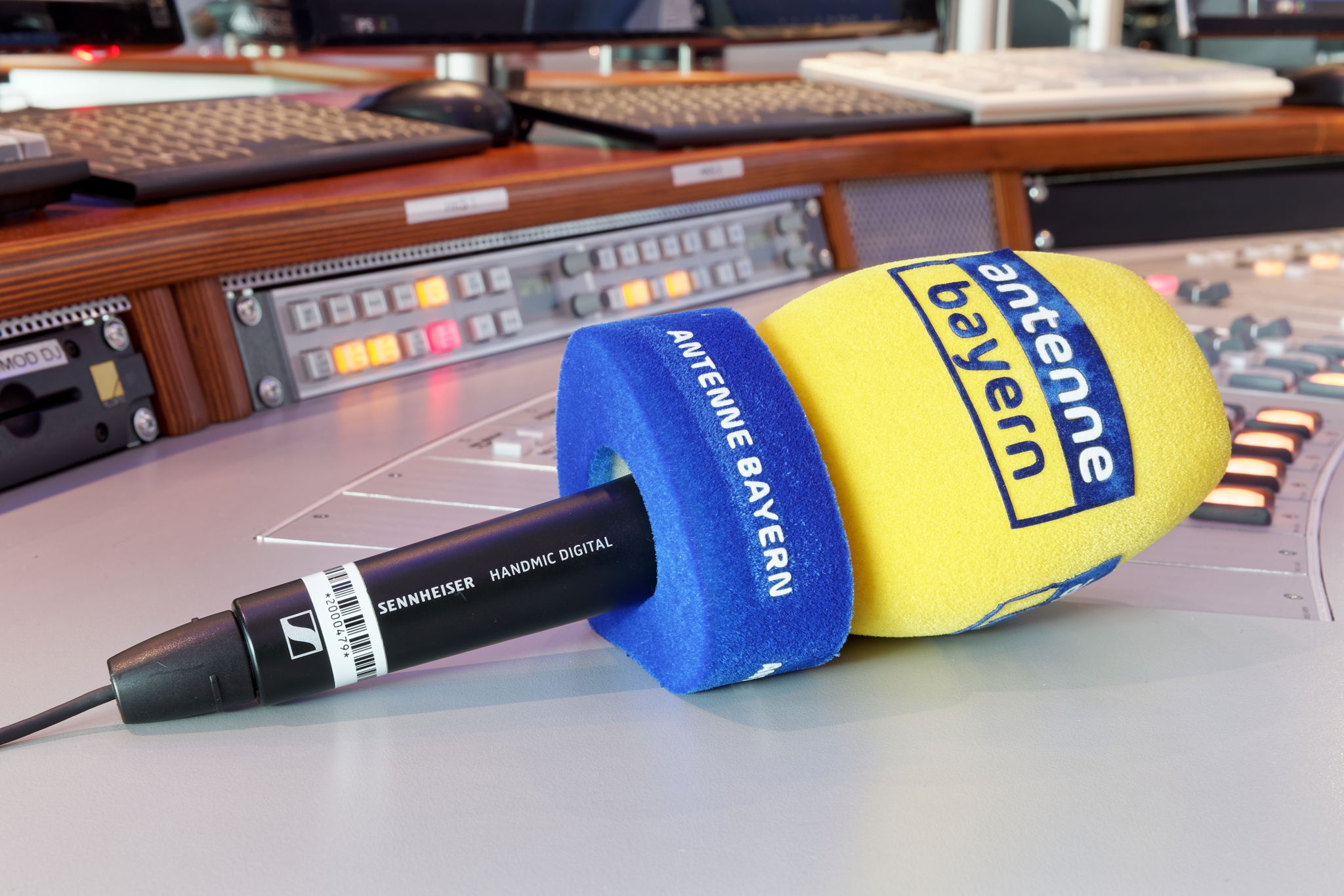 Schnell einsatzbereit bei Interviews und Co: Das Sennheiser HANDMIC DIGITAL. Schnell einsatzbereit bei Interviews und Co: Das Sennheiser HANDMIC DIGITAL.
