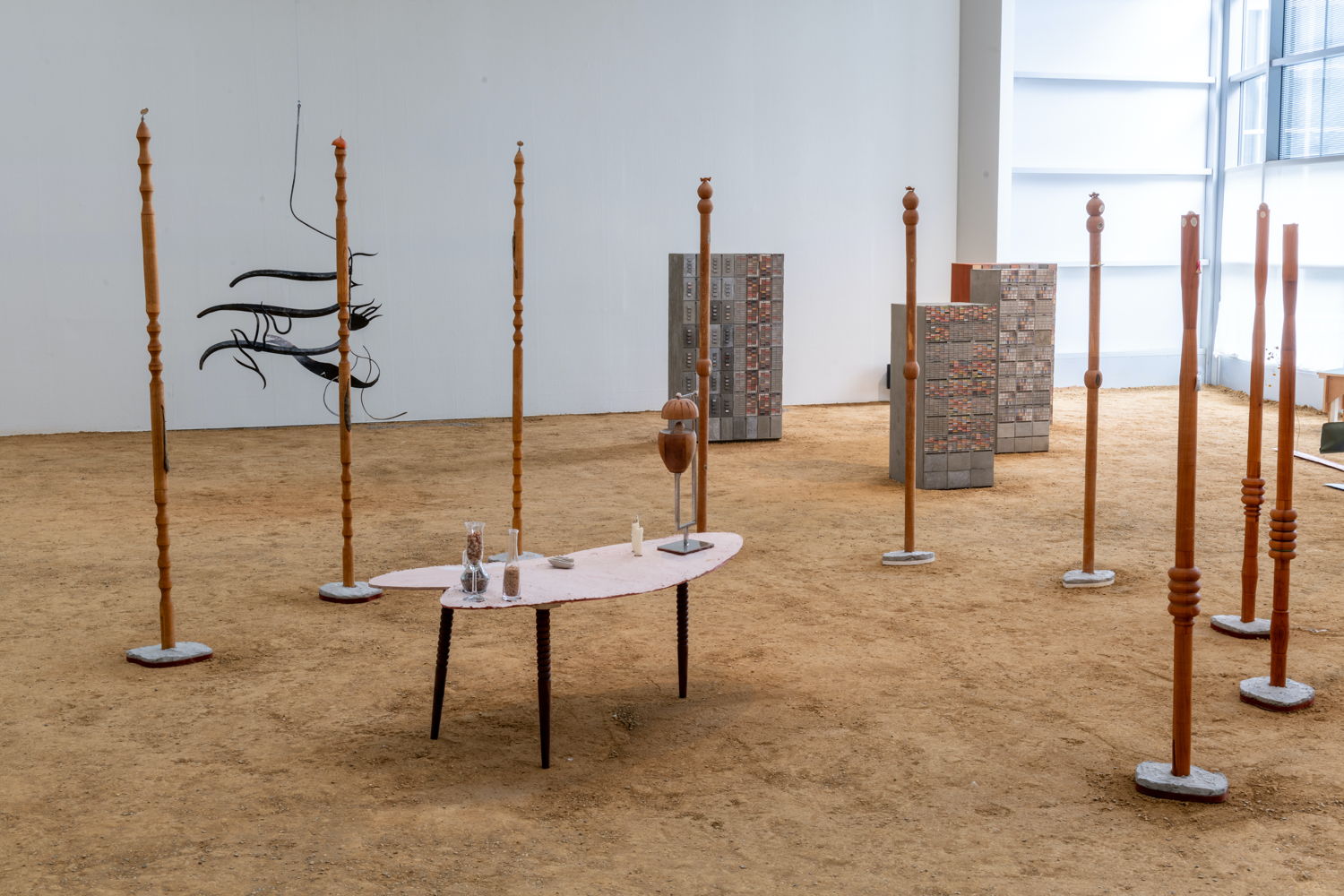 Hilke Walraven, 'Dagen van hout' / 'Wooden days' , 'The New Mother Sculptures' COBRA Museum, Amstelveen NL, 19/10/24-02/03/2025 , foto : Fabian Landewee