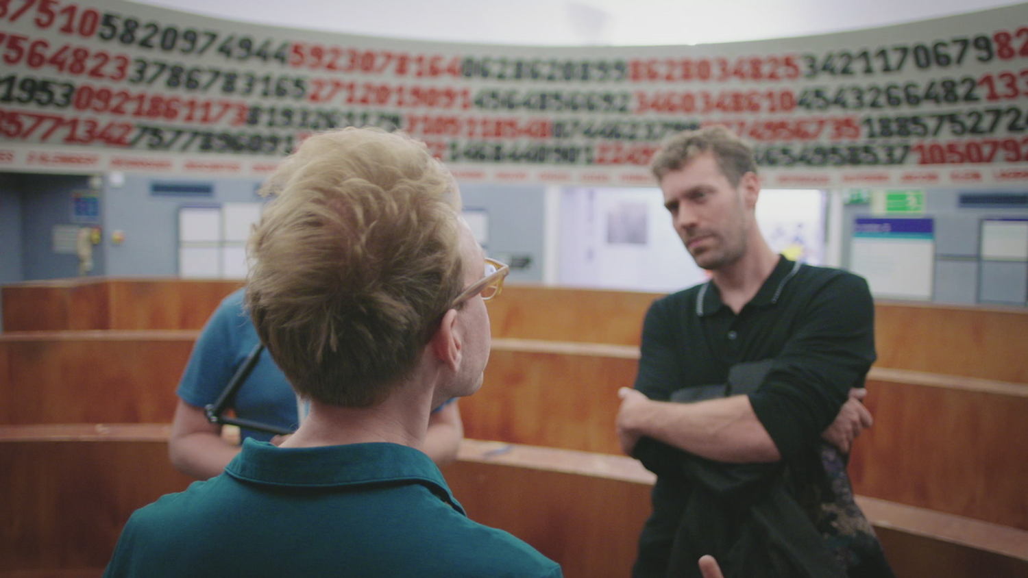 Otto-Jan, Bart en Daniel Tammet in de pi-Zaal van het Palais de la decouverte in Parijs - (c) VRT