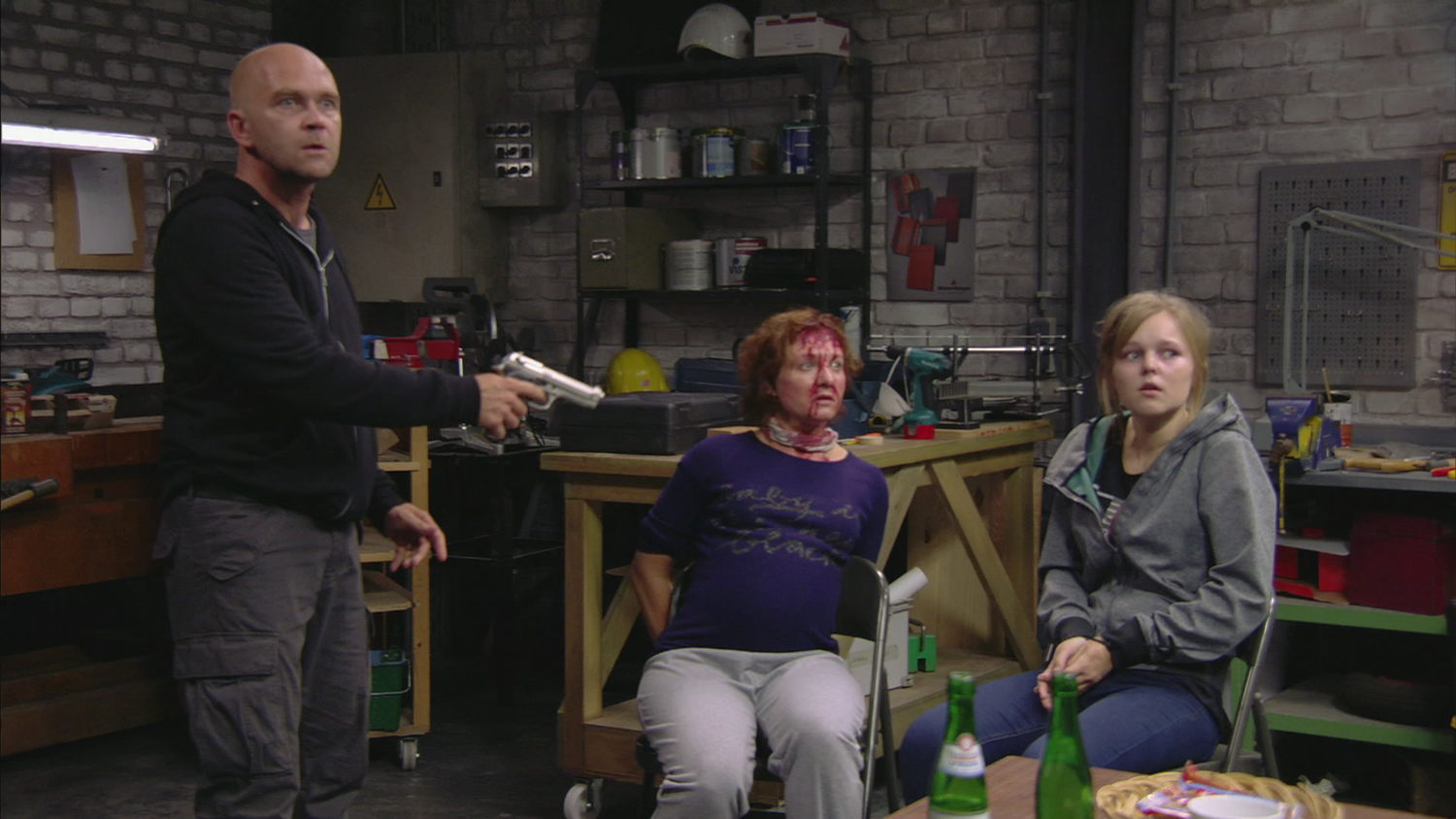 Danny gijselt Emma en Sam (24.11.15) - THUIS (c) VRT