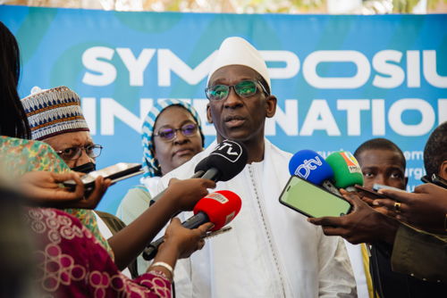 Abdoulaye Diouf Sarr, Gesundheitsminister des Senegal, spricht mit Journalisten über die Pläne bis 2030.