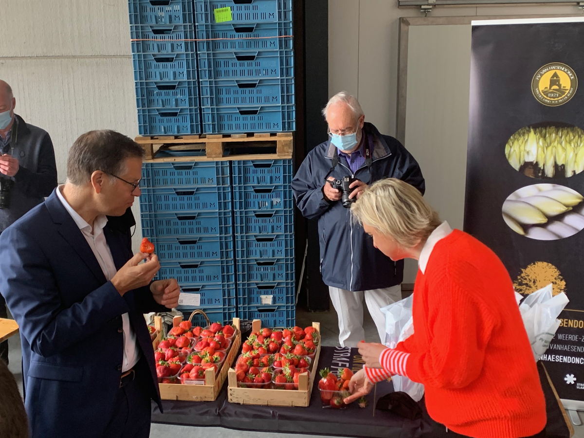 Op 10 mei openden minister Crevits en gedeputeerde Dehaene de Week van de Korte Keten op het landbouwbedrijf Van Haesendonck in Weerde (Zemst) 
