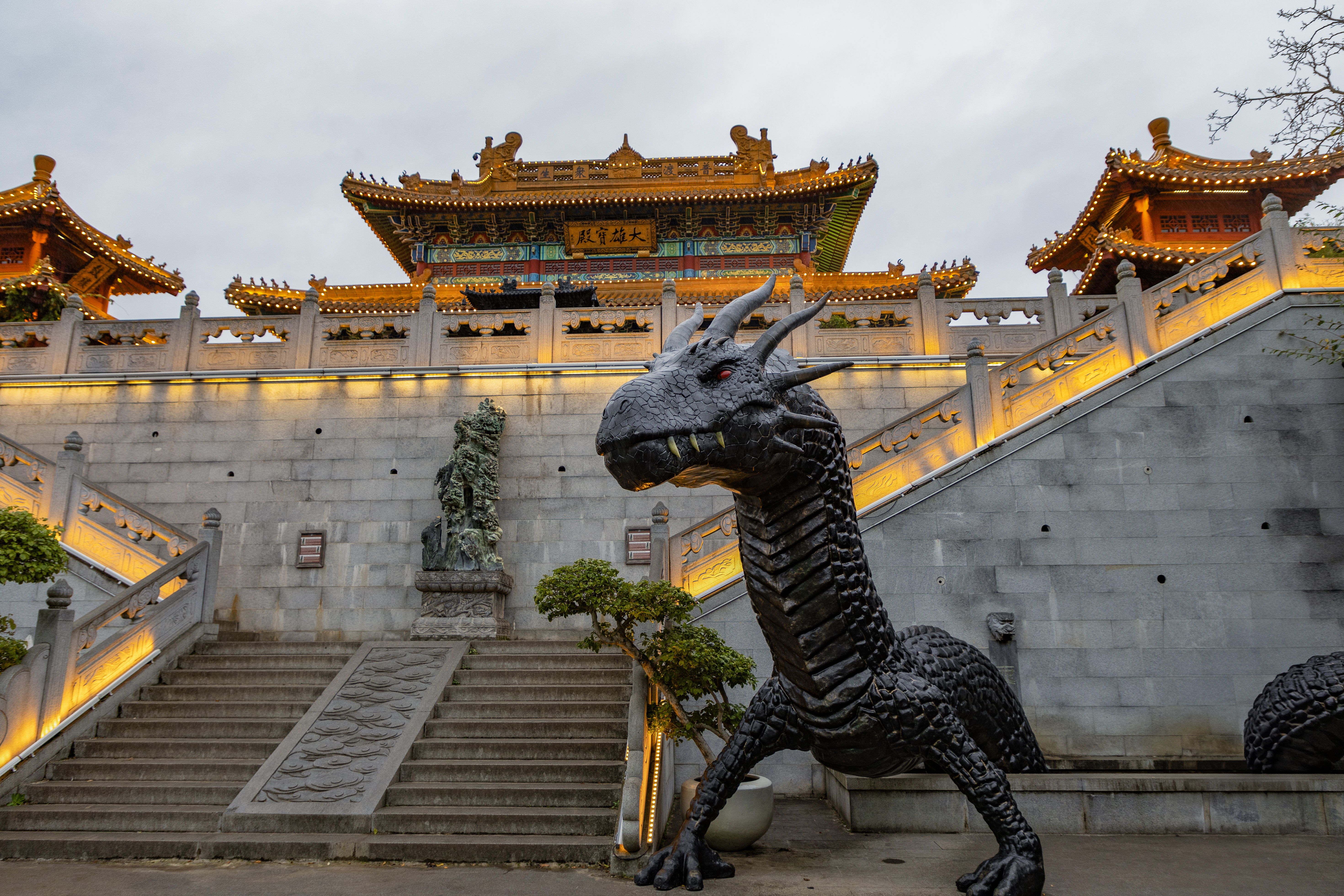 Kunstenaar Dominique Maghue maakte een monumentale Chinese ​ draak, met een lichaam van 6 meter lang en meer dan 3 meter hoog, met een staart van 5 extra meter.