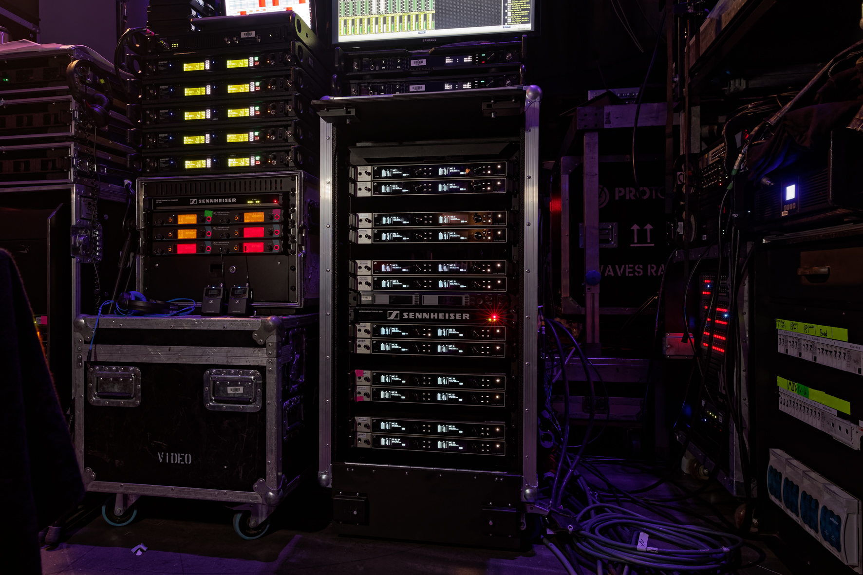 Die digitalen Sennheiser Wireless-Systeme wurden in der Verti Music Hall in den Frequenzbereichen A1-A4 und A5-A8 betrieben Die digitalen Sennheiser Wireless-Systeme wurden in der Verti Music Hall in den Frequenzbereichen A1-A4 und A5-A8 betrieben