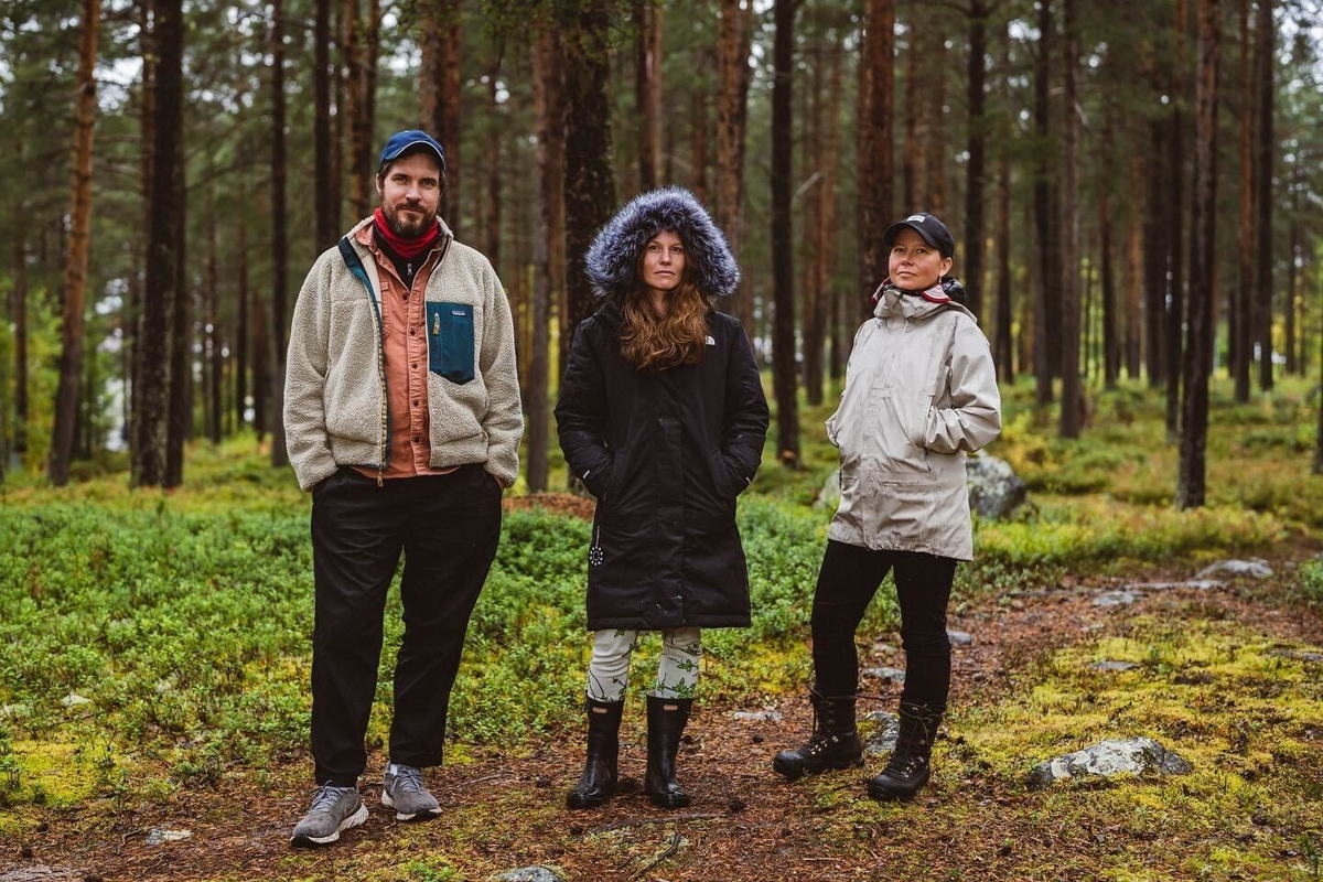 (From left) Invisible Flock team members Ben Eaton, Victoria Pratt, and Jenni Laiti, Sámi artivist, Indigenous rights activist and duojár, during podcast recording. © Image courtesy of Carl-Johan Utsi