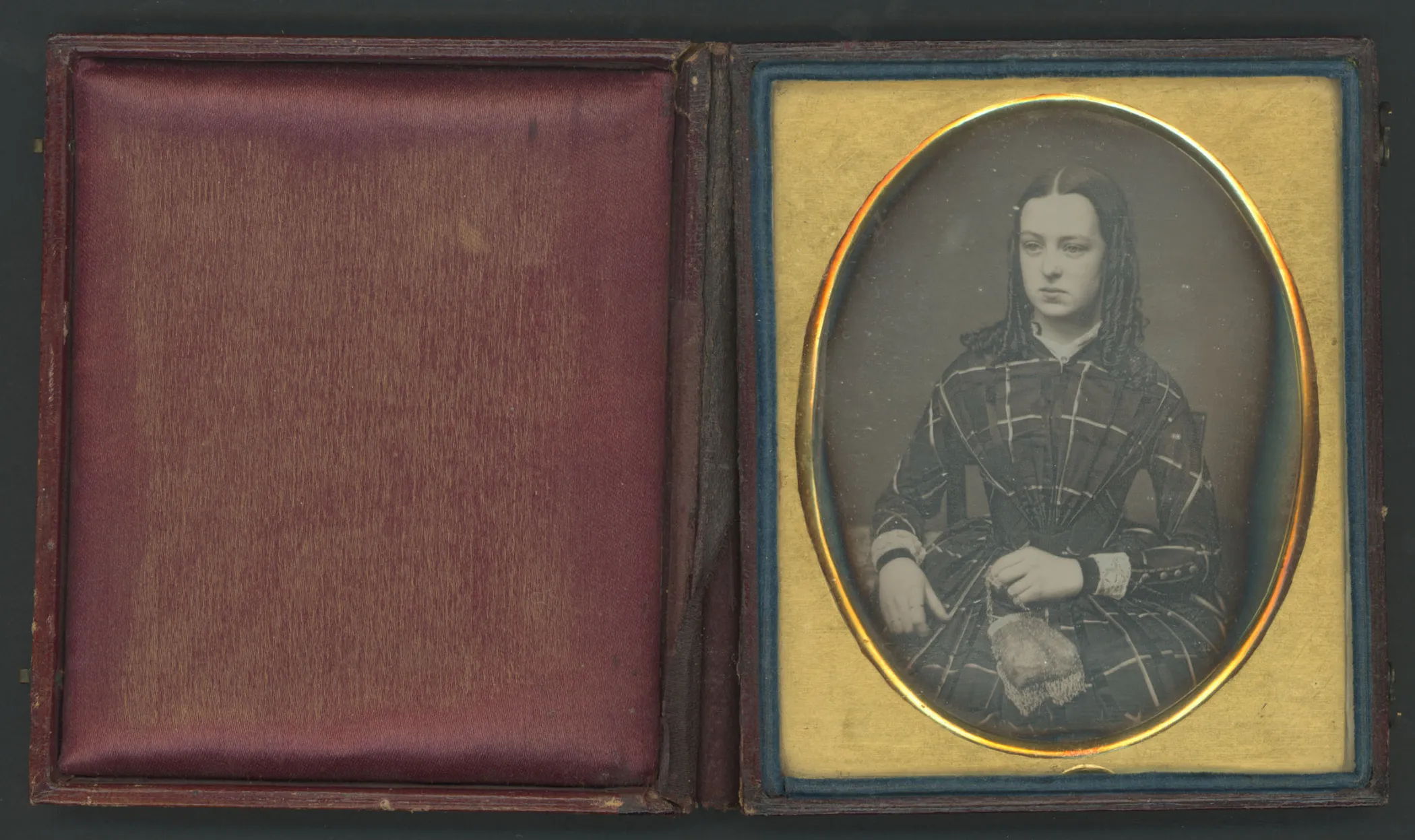 Portret van een jonge vrouw, 1840-1855. Anoniem. Daguerreotypie, kwartplaat. Collectie FOMU P/1966/64
