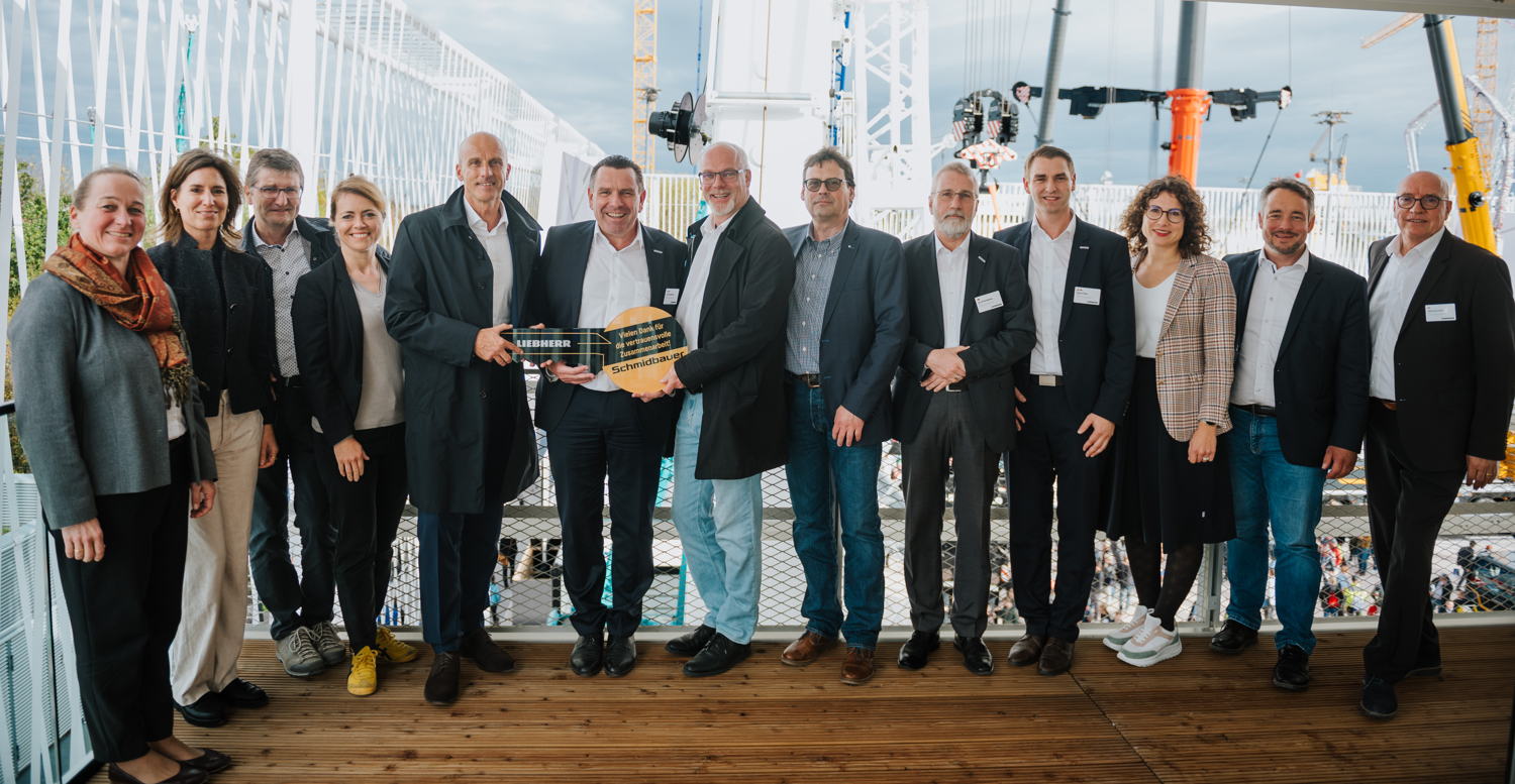 Liebherr (f.l.t.r.): Liane Höpler, Minka St. James, Herrmann Setzmüller, Christine Schreiber, Werner Schmidbauer (all Schmidbauer), Christoph Kleiner (Liebherr plant Ehingen), Stefan Schmidbauer (Schmidbauer), Heiko Gehrlicher (Fricke-Schmidbauer), Dr. Ulrich Hamme, Florian Maier (both Liebherr plant Ehingen), Michaela Wöhrl (J. Schmidbauer Asset Management), Dr. Mitja Schimek (Fricke-Schmidbauer), Wolfgang Sailer (Liebherr plant Ehingen).