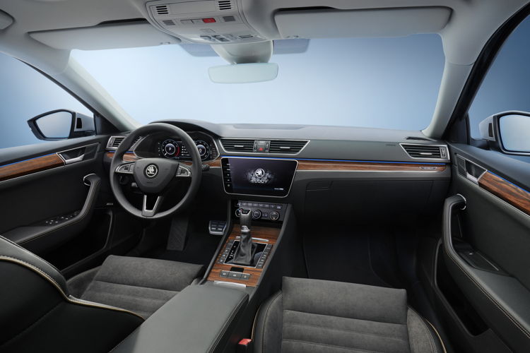 On the inside, the ŠKODA SUPERB SCOUT greets its
passengers with special, wood-effect decorative strips
that bear the SCOUT logo just like the front seats. The
seat covers are made of a SCOUT-specific fabric with
contrasting stitching.