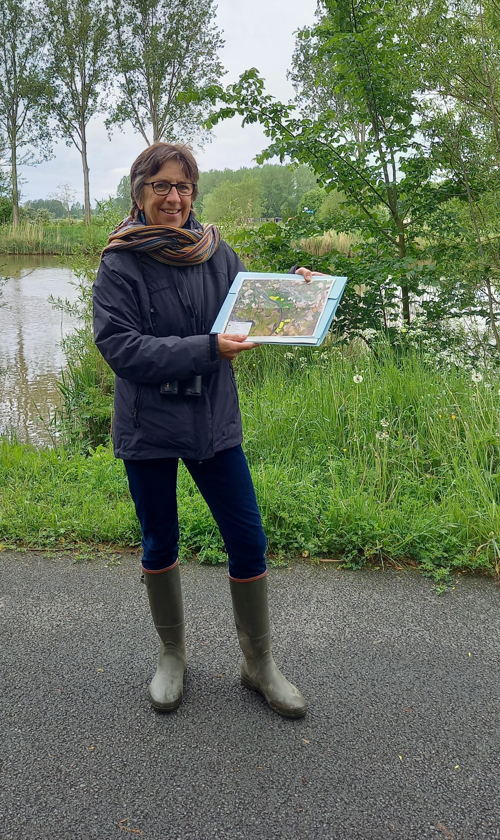 gedeputeerde Riet Gillis met het plan waarop de aangekochte percelen aangeduid staan