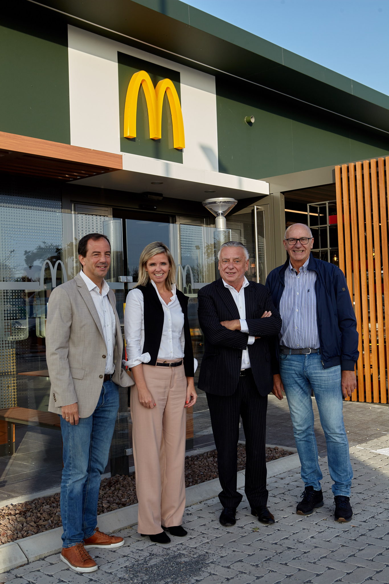 v.l.n.r.: Krijn Hernotte (Schepen van Economie, Citymarketing en Landbouw), An-Sofie Hendrikx (Franchisenemer), Patrick Dewael (Burgemeester van Tongeren), Johnny Vrancken (Schepen van Ruimtelijke Ordening, Wonen en Patrimonium)
