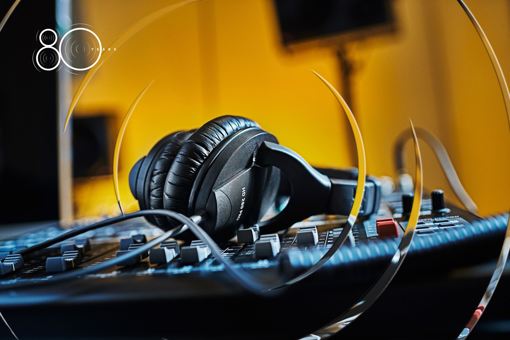 A classic – the closed, circumaural HD 280 PRO monitoring headphones are on promotion in the month of December