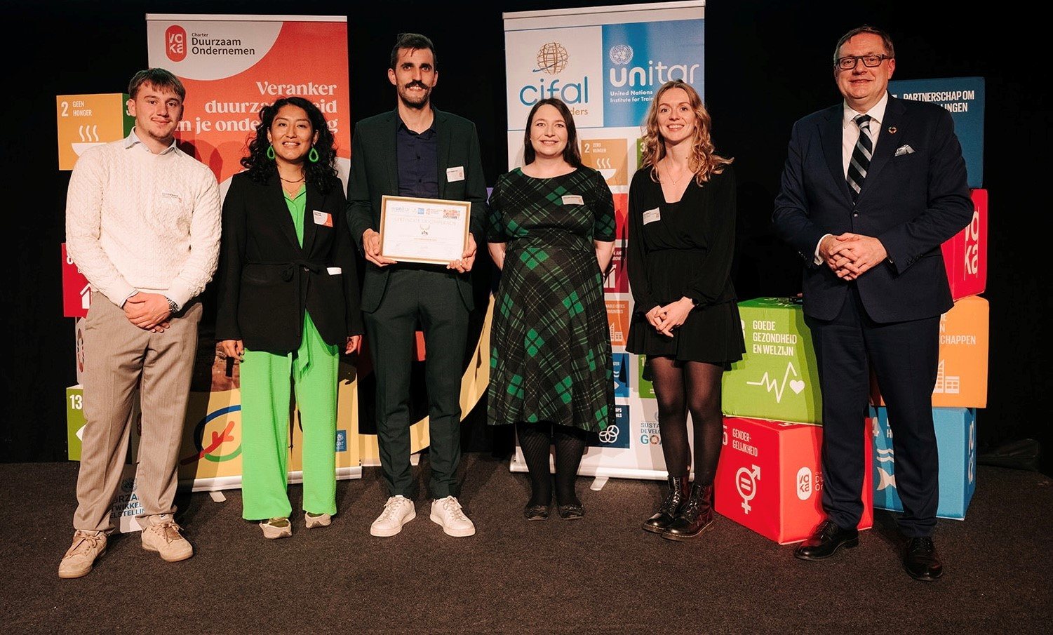 Arno Vanermen (Verantwoordelijke innovatie en kwaliteit bij ViTeS vzw) kreeg de prijs in handen van Peter Wollaerts (directeur Cifal Flanders), Michaela Dorcikova (project manager UNITAR) en medewerkers van Voka-KvK Vlaams-Brabant. Arno Vanermen (Verantwoordelijke innovatie en kwaliteit bij ViTeS vzw) kreeg de prijs in handen van Peter Wollaerts (directeur Cifal Flanders), Michaela Dorcikova (project manager UNITAR) en medewerkers van Voka-KvK Vlaams-Brabant.