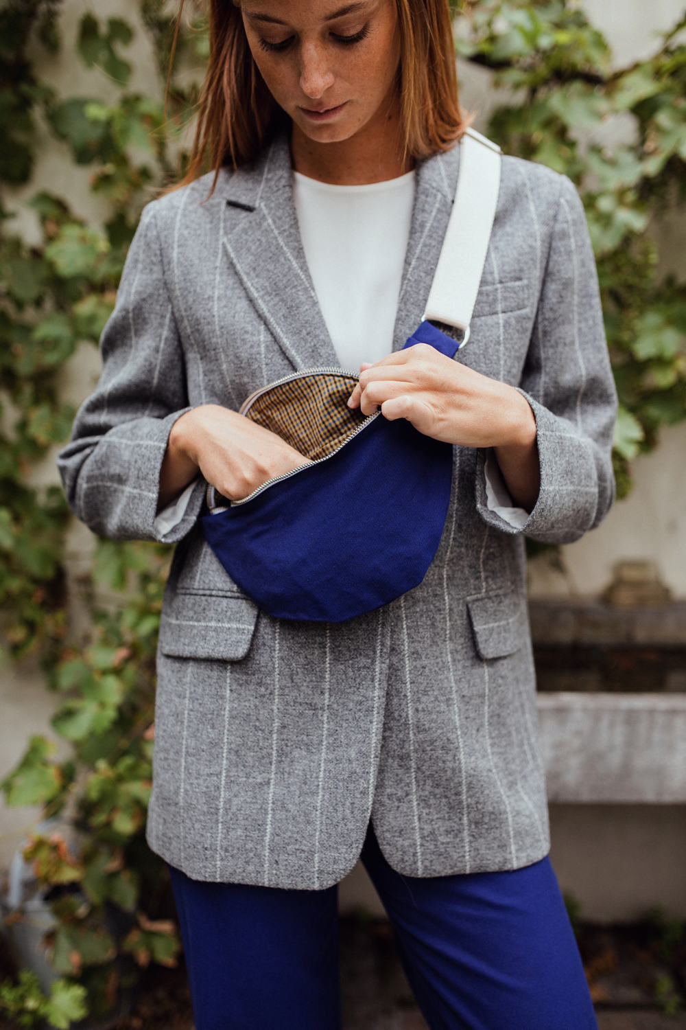 Mardi Editions - August Edition 21 - Veste Alicia Gris 295€ - sac en bandoulière Bleu Klein 69€