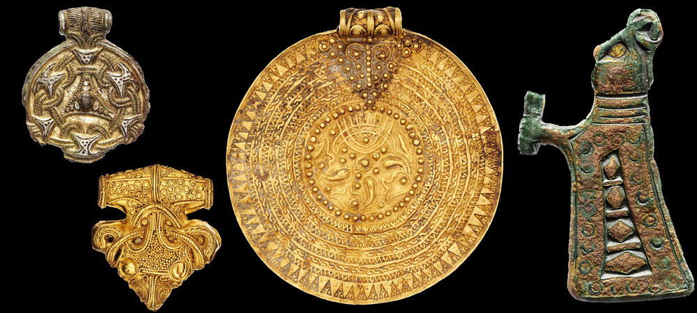 AKG10263603 Objets vikings en or et bronze, entre 800 et 1100 © Ola Myrin / Historiska Museet / akg-images