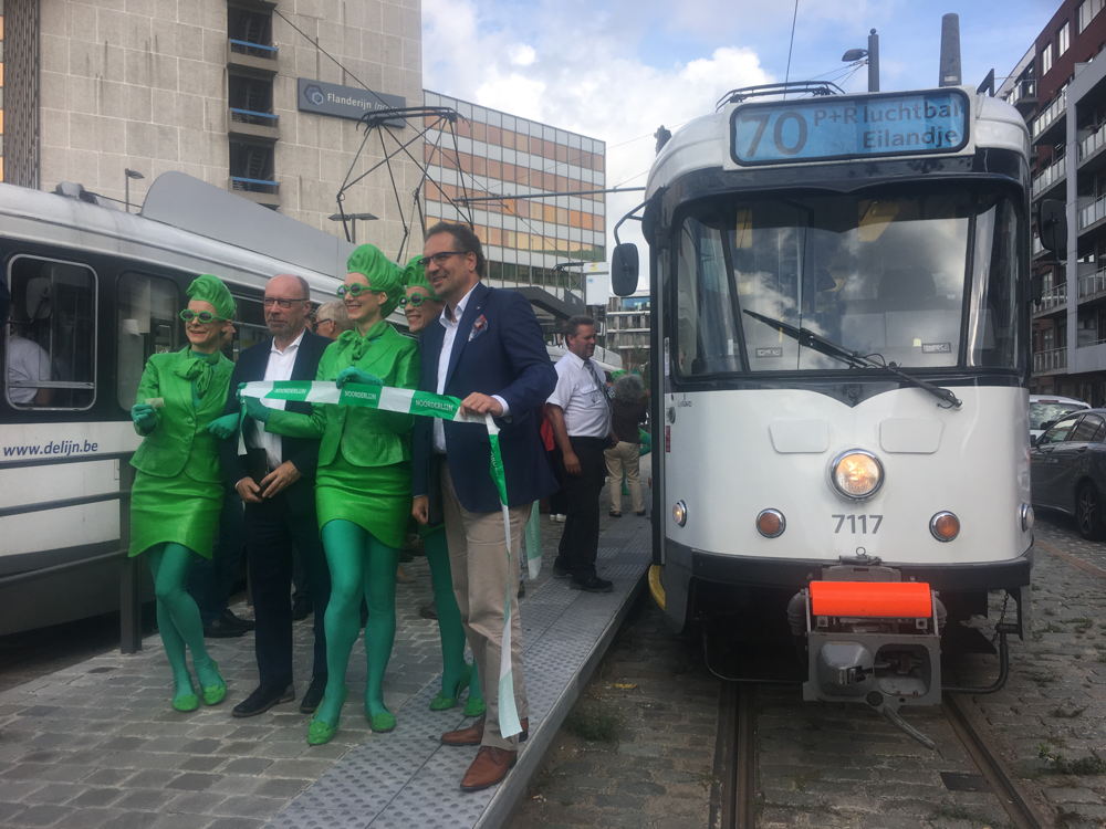 (vlnr, niet in het groen) Directeur-generaal Roger Kesteloot en schepen van Mobiliteit Koen Kennis openen de nieuwe tramlijn 70.