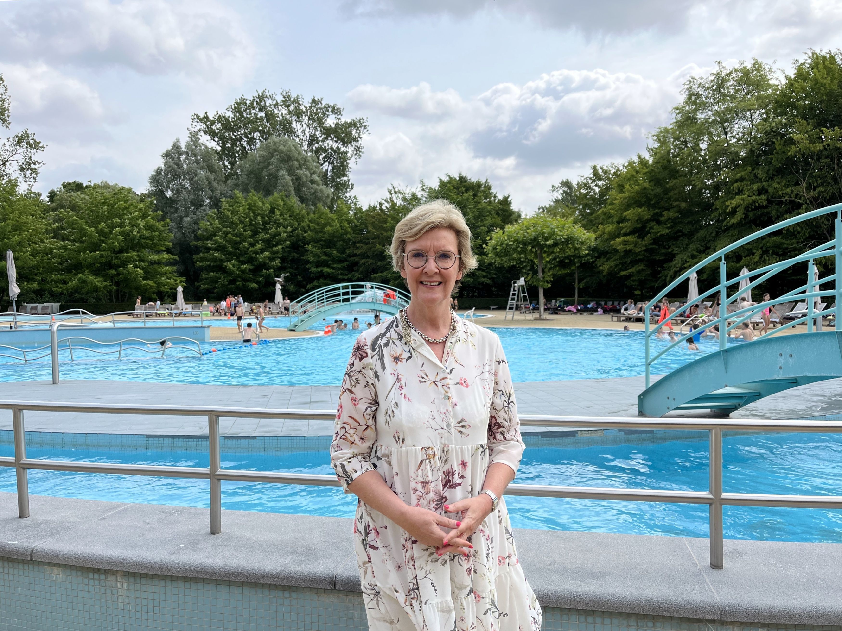 Gedeputeerde Ann Schevenels aan het zwembad van Provinciedomein Kessel-Lo